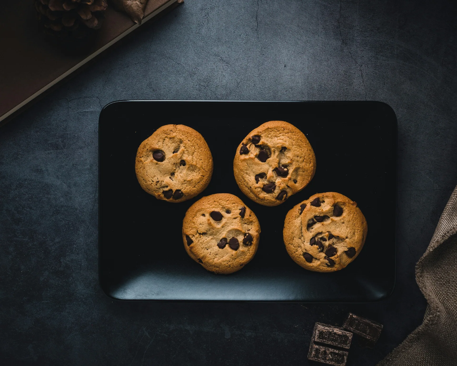 Vegane Subway-Style Cookies auf einem Backblech