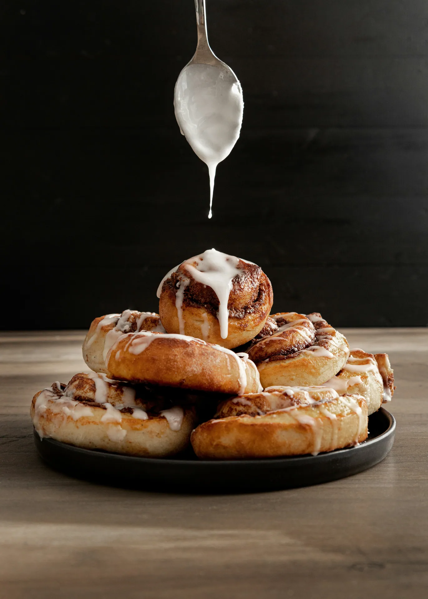 Vegane Zimtschnecken auf einem Tablett mit Frosting
