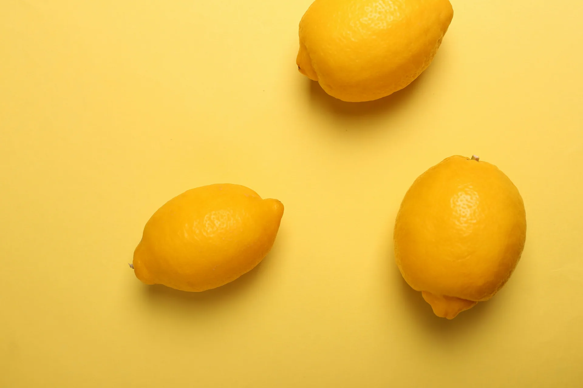 Veganes Lemon Curd in kleinen Gläsern